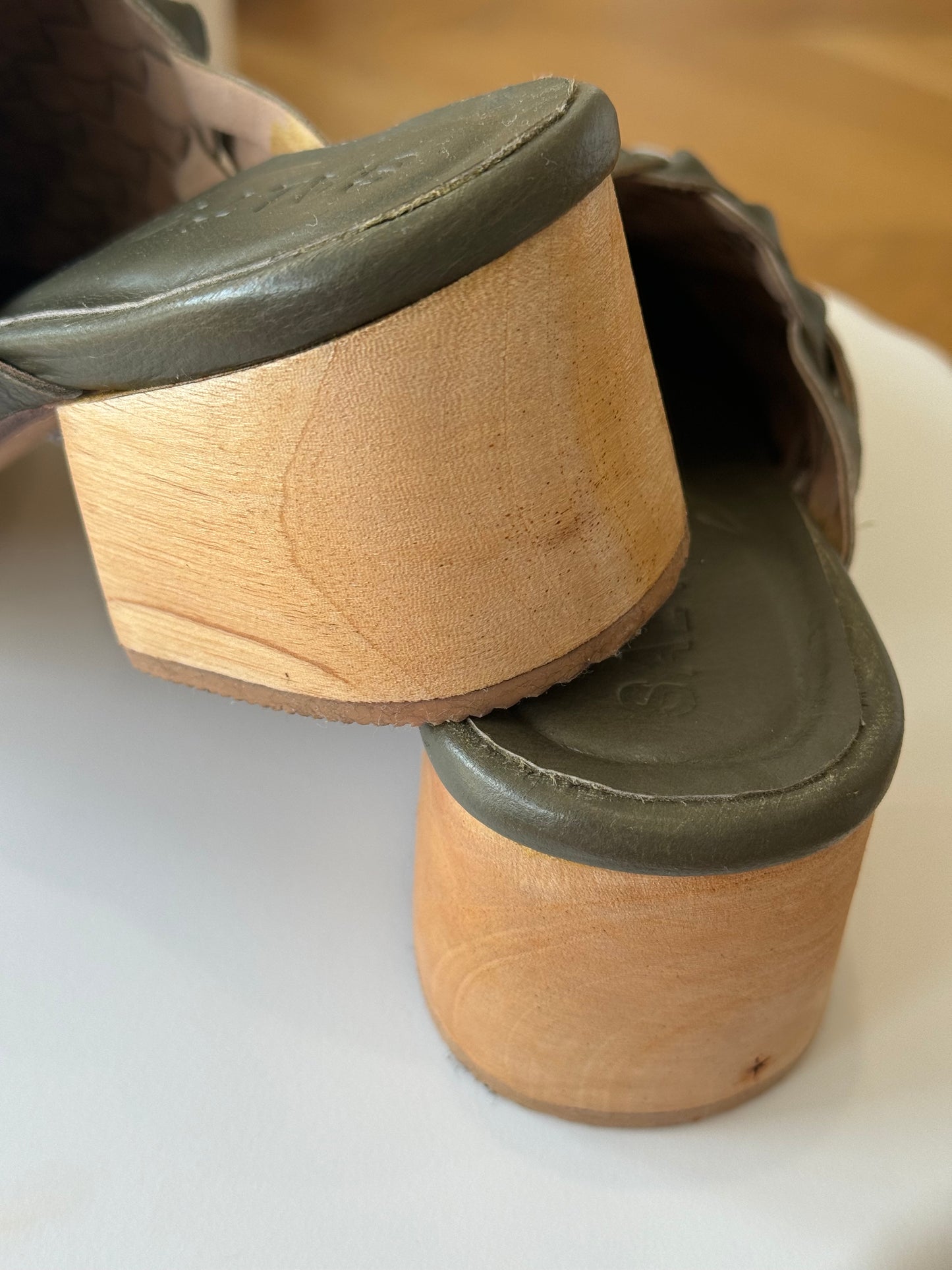 Ladies Leather Slide ~ Olive