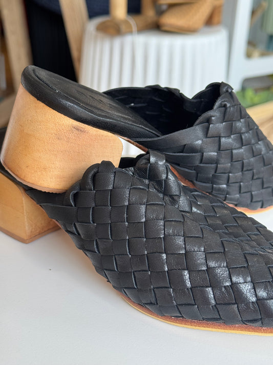 Ladies leather slides ~ Black